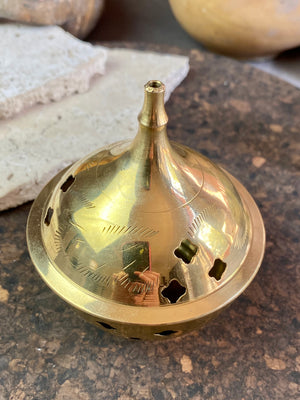 Made from quality solid brass, our compact incense burner takes a standard charcoal disk for burning incense, resin, essential oils and scented powders.  Height 9.5 cm, diameter 8 cm