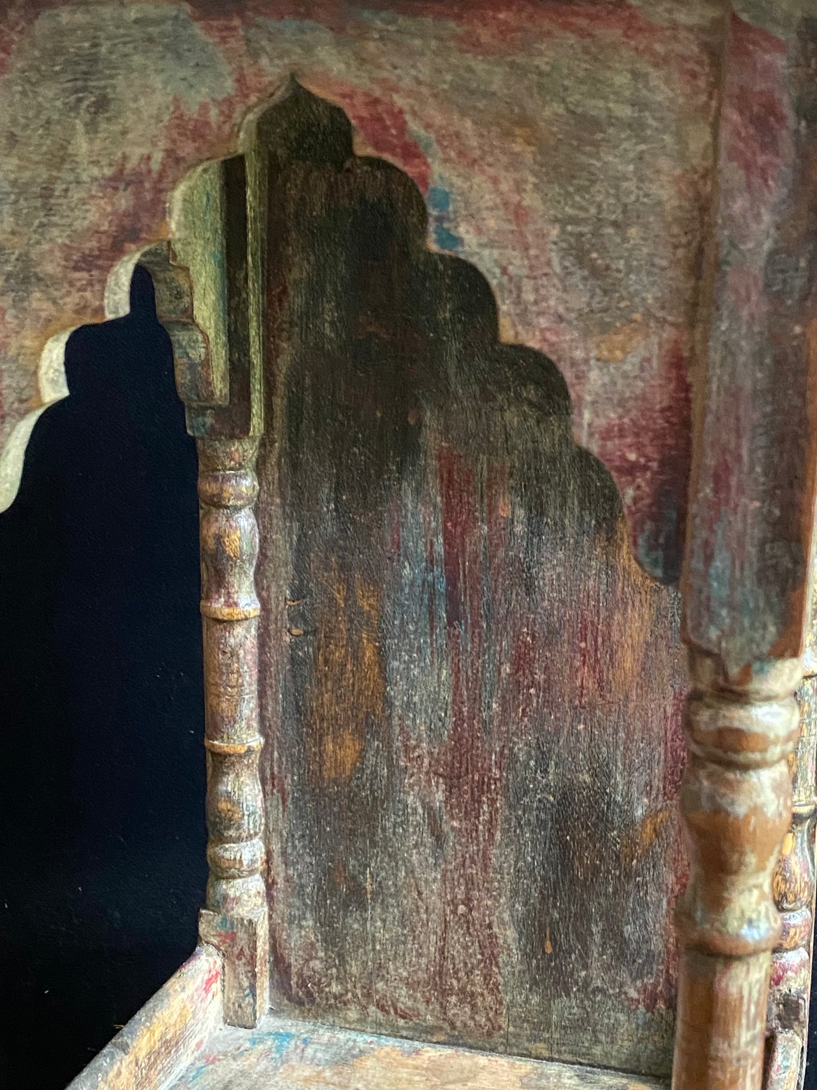 Solid timber shrine, nicho or display box, beautifully carved and finished on three sides with carved pillars, solid wood back, stepped up footing and peaked roof with finial. Most likely teak. Vintage, dating from the 1950-60s, southern India. Height 54 cm, depth 21 cm, width 23 cm