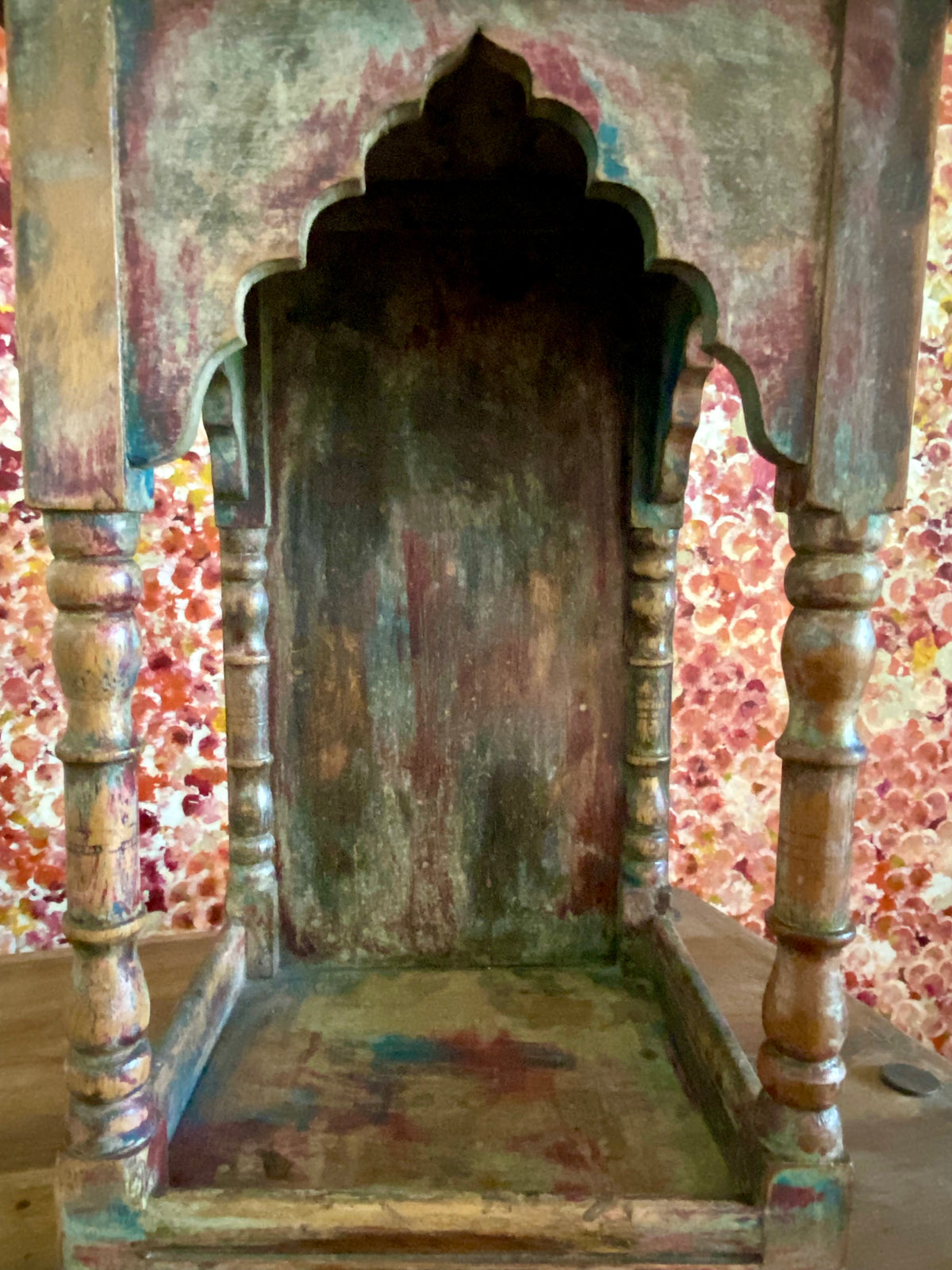 Solid timber shrine, nicho or display box, beautifully carved and finished on three sides with carved pillars, solid wood back, stepped up footing and peaked roof with finial. Most likely teak. Vintage, dating from the 1950-60s, southern India. Height 54 cm, depth 21 cm, width 23 cm