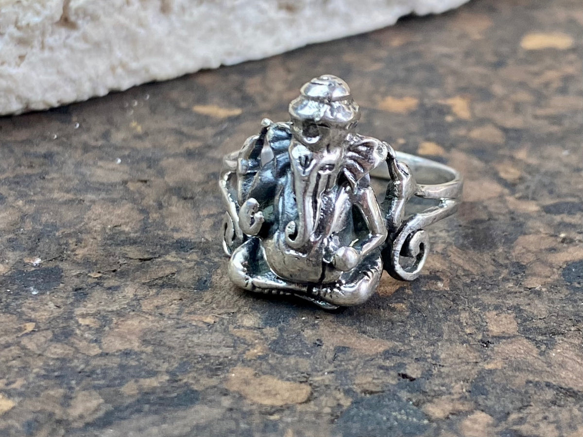 Sterling silver Ganesh ring. beautifully detailed, this is a ring that can be worn by either men or women. Measurements: Ring face: 2 cm height Size: 19.5 mm| Size 9.75