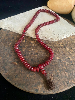 Women or men’s buffalo horn Buddhist mala. As per a standard Buddhist mala it contains 108 beads and has a central stupa bead. From Nepal. About 35 cm length including tassle. Fits easily over the head. Bone beads are approximately 1 cm x 3 mm
