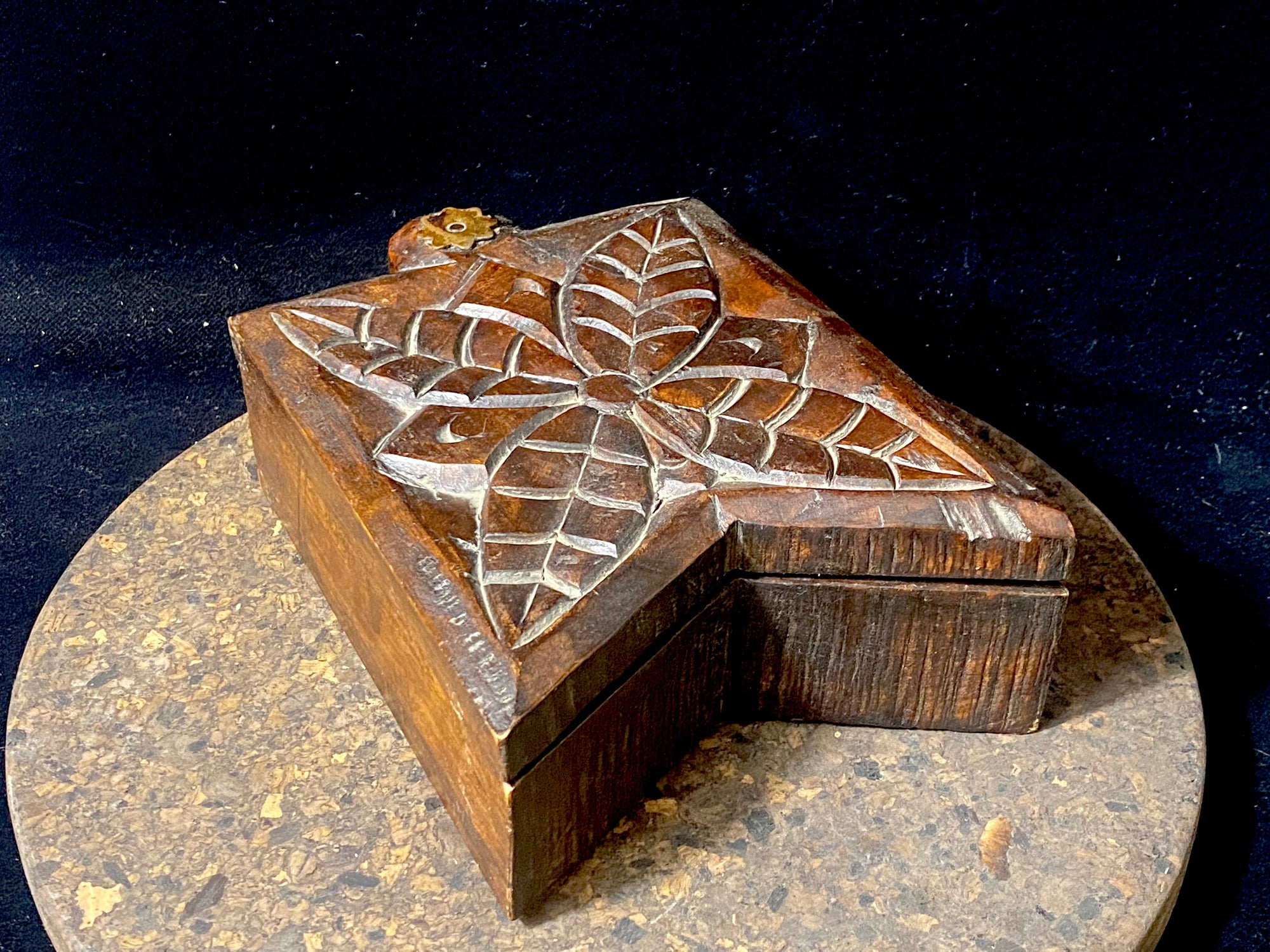 Indian marsala box with carved top and swivel lid. Made from recycled Indian rosewood. Three compartments. This natural wood box make a lovely trinket box, key box, jewellery, watch or cufflink box. 1950s. Handmade in northern India. Measurements length 20 cm x width 14 cm, height 6 cm.
