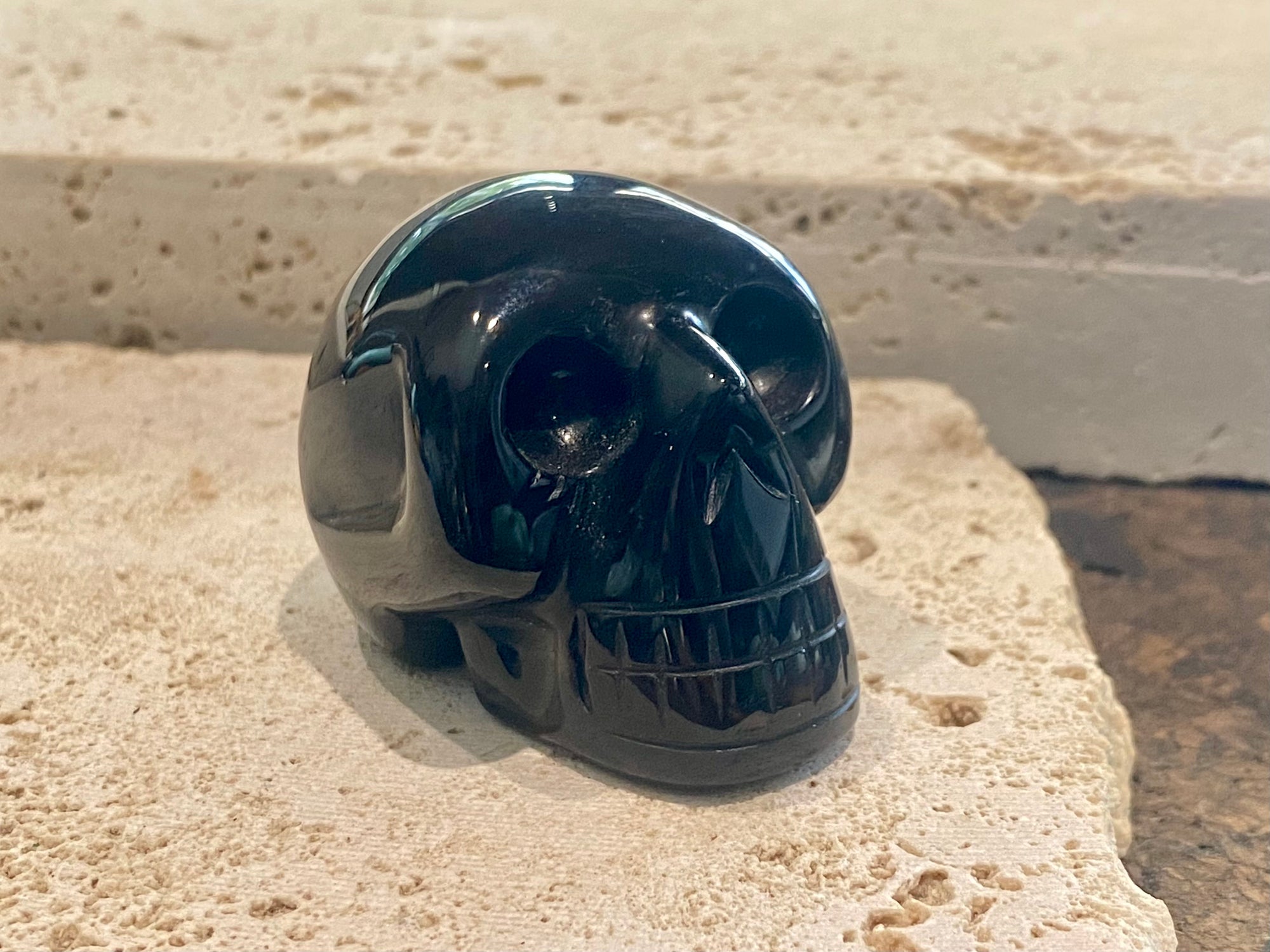 Black onyx hand carved skull. 3 x 5 x 3 cm