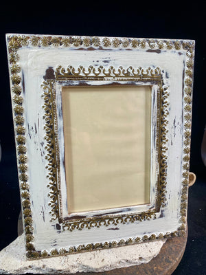 Distressed painted picture frame with brass detailing (jali work), glass inset window and stand. Set it vertically or horizontally depending on the size of your photo picture. Measurements: outside frame 28 x 23 cm, inside window 16.5 x 11.5 cm