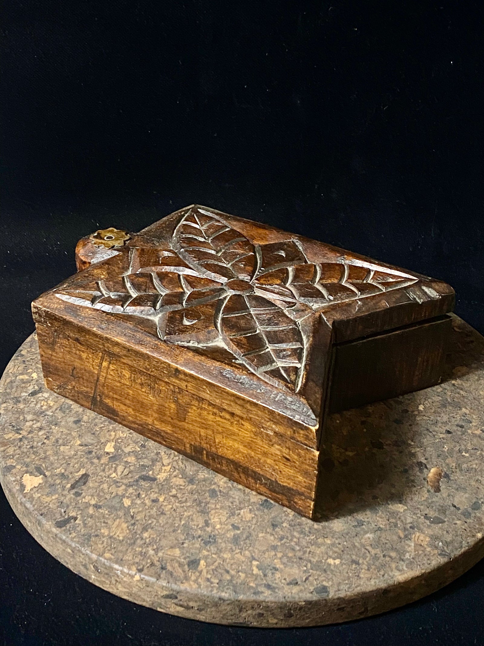 Indian marsala box with carved top and swivel lid. Made from recycled Indian rosewood. Three compartments. This natural wood box make a lovely trinket box, key box, jewellery, watch or cufflink box. 1950s. Handmade in northern India. Measurements length 20 cm x width 14 cm, height 6 cm.