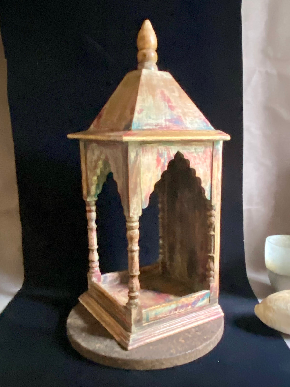 Solid timber shrine, nicho or display box, beautifully carved and finished on three sides with carved pillars, solid wood back, stepped up footing and peaked roof with finial. Most likely teak. Vintage, dating from the 1950-60s, southern India. Height 54 cm, depth 21 cm, width 23 cm
