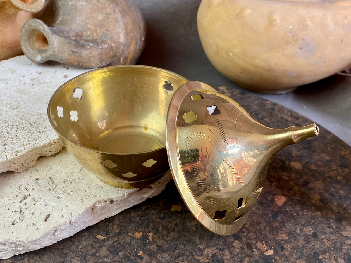 Made from quality solid brass, our compact incense burner takes a standard charcoal disk for burning incense, resin, essential oils and scented powders.  Height 9.5 cm, diameter 8 cm