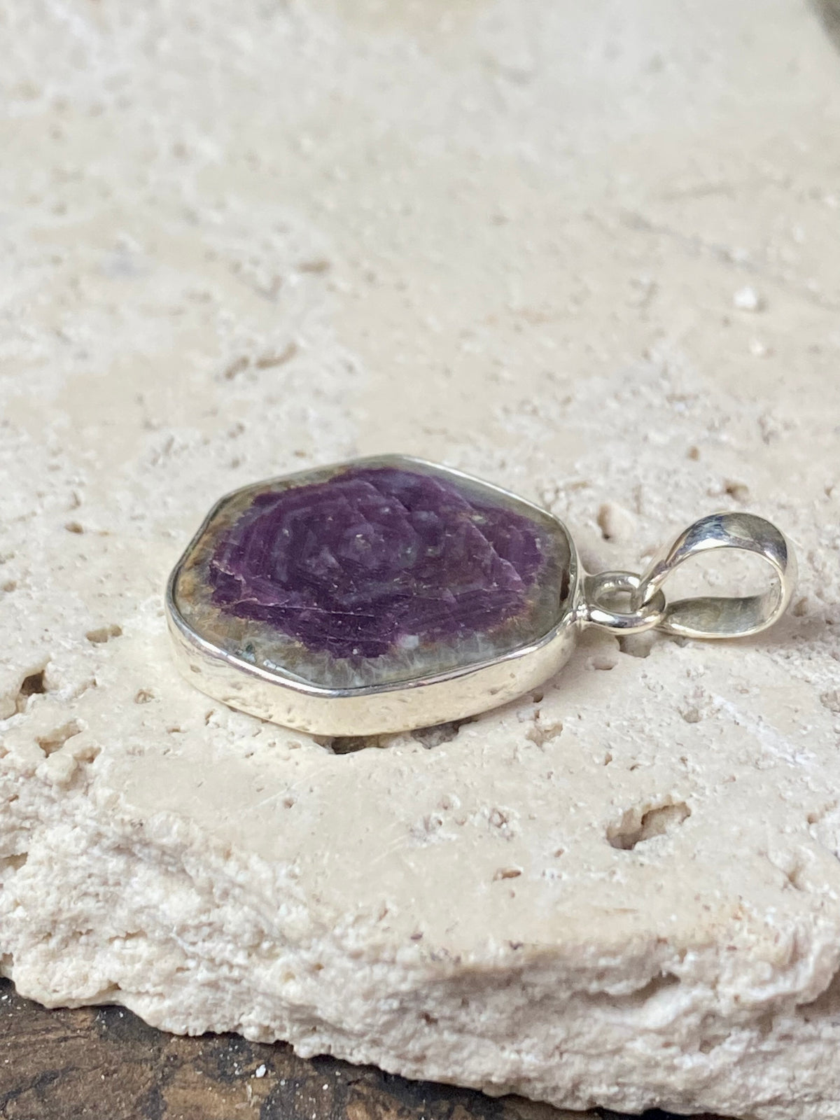 Trapiche ruby pendant with the very desirable hexagonal growth pattern, surrounded by a border of natural quartz and set in sterling silver. Height including bail 3.3 cm, width 2.2 cm