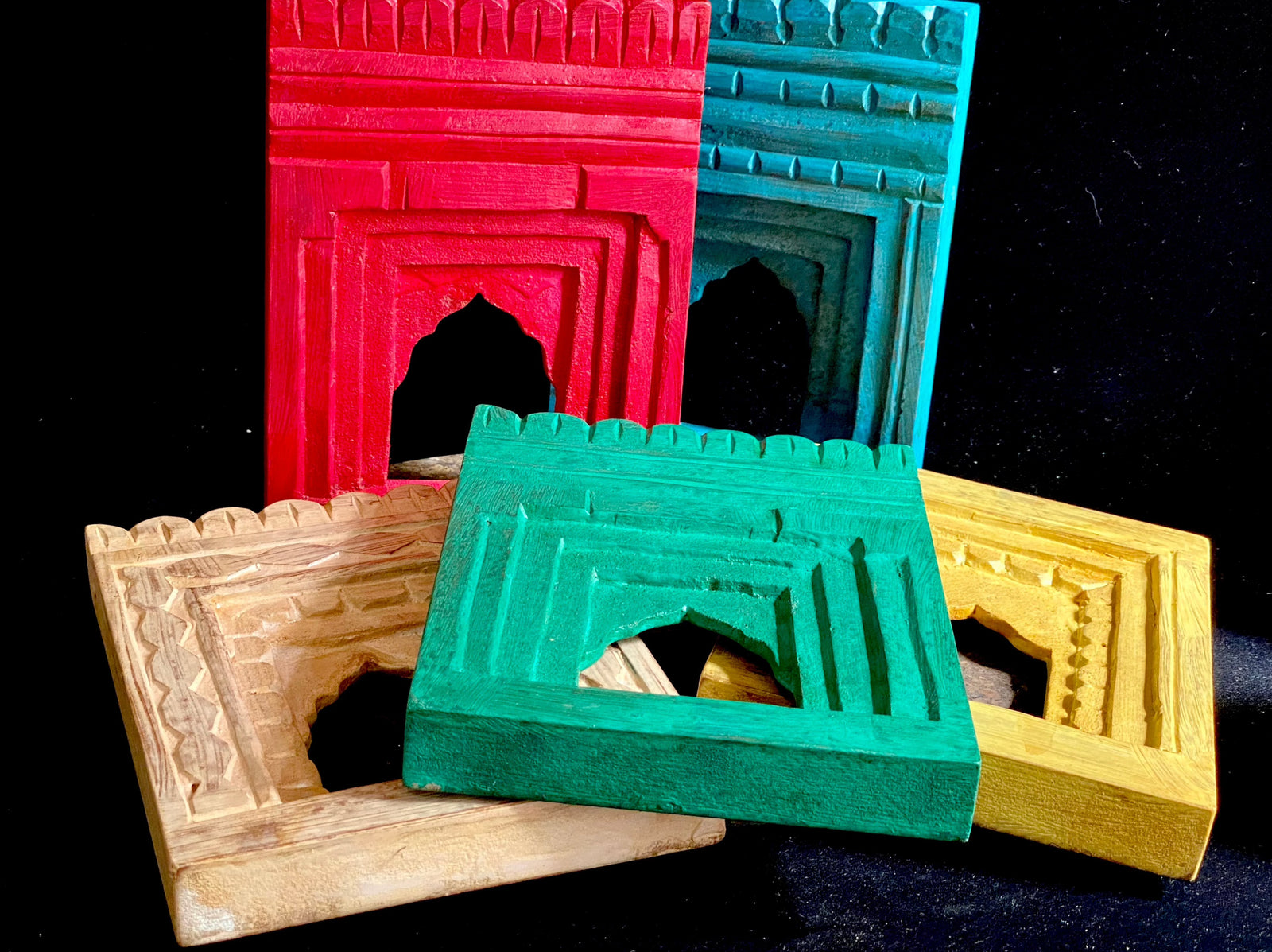 Small carved jharokha frames. Complete with hanging point at the back and a recessed edge to add a mirror or picture. Measurements: outside frame 20 x 15 cm, depth 2.5 cm. Inside window 7.5 (at high point) x 6 cm