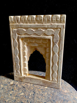 Small carved jharokha frames. Complete with hanging point at the back and a recessed edge to add a mirror or picture. Measurements: outside frame 20 x 15 cm, depth 2.5 cm. Inside window 7.5 (at high point) x 6 cm