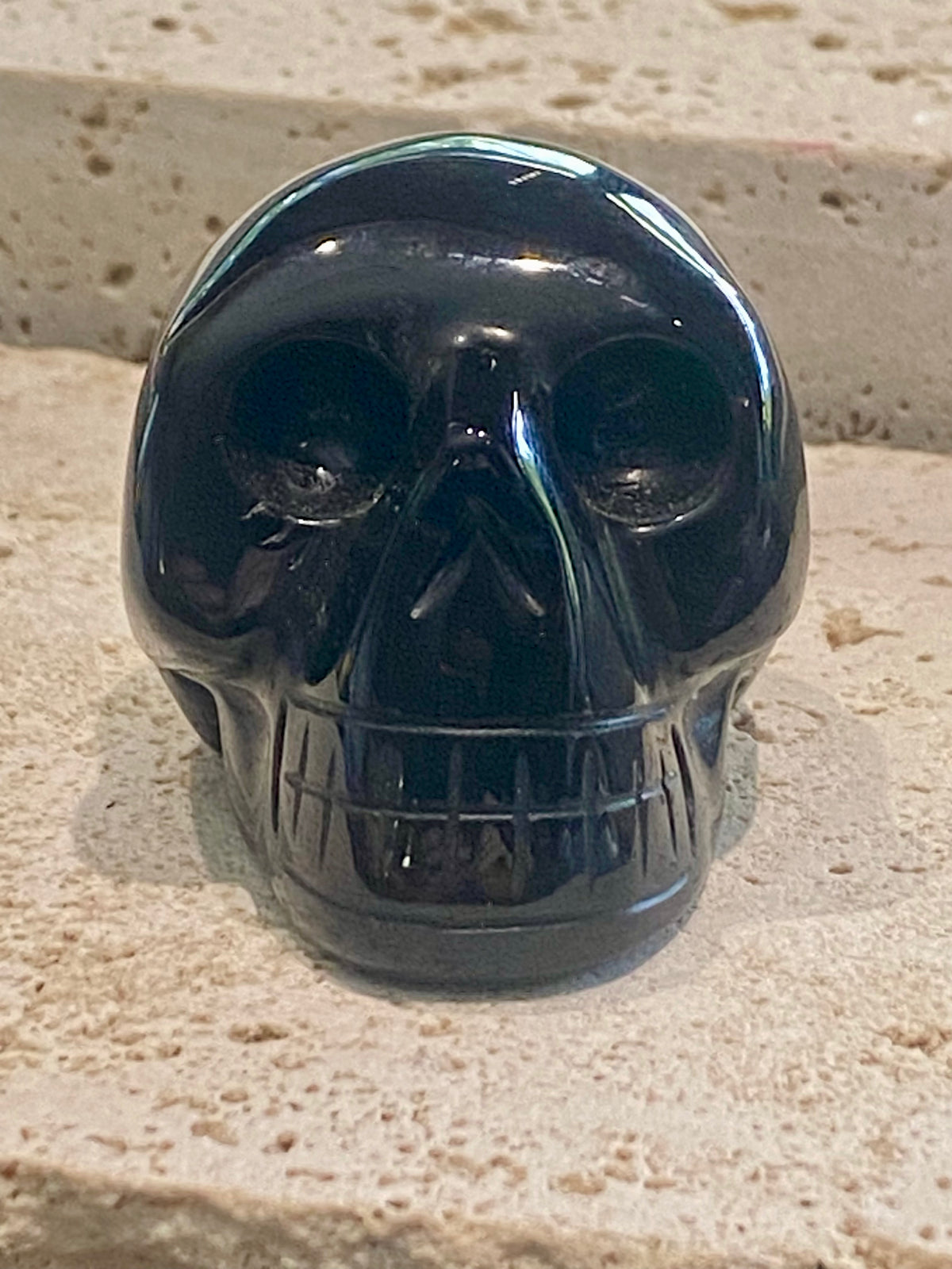 Black onyx hand carved skull. 3 x 5 x 3 cm