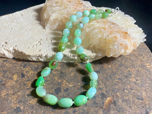 This statement necklace features beautiful, natural chrysoprase beads in every shade of green. Highlighted with 925 sterling silver detailing and clasp. Measurements: length 43 cm