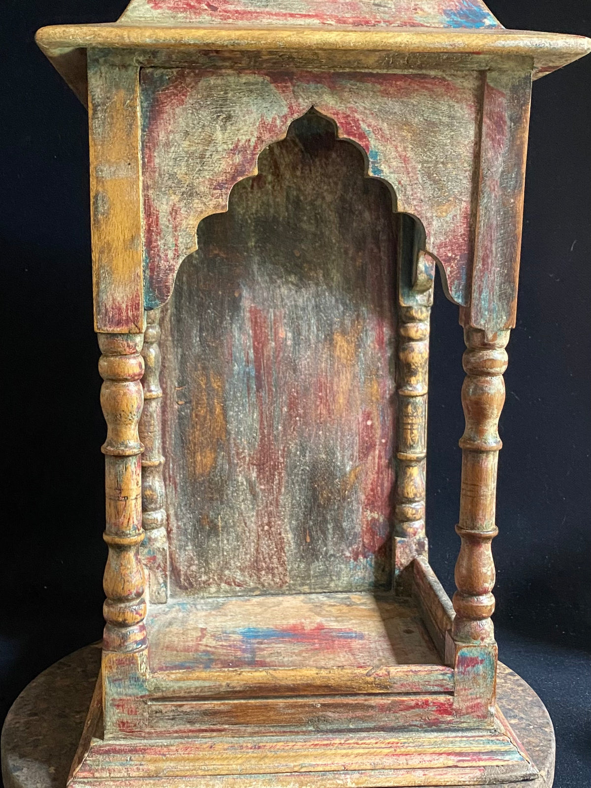 Solid timber shrine, nicho or display box, beautifully carved and finished on three sides with carved pillars, solid wood back, stepped up footing and peaked roof with finial. Most likely teak. Vintage, dating from the 1950-60s, southern India. Height 54 cm, depth 21 cm, width 23 cm