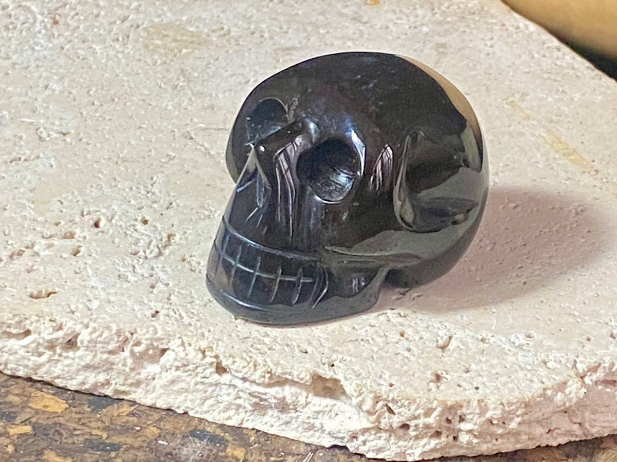 Black onyx hand carved skull. 3 x 5 x 3 cm