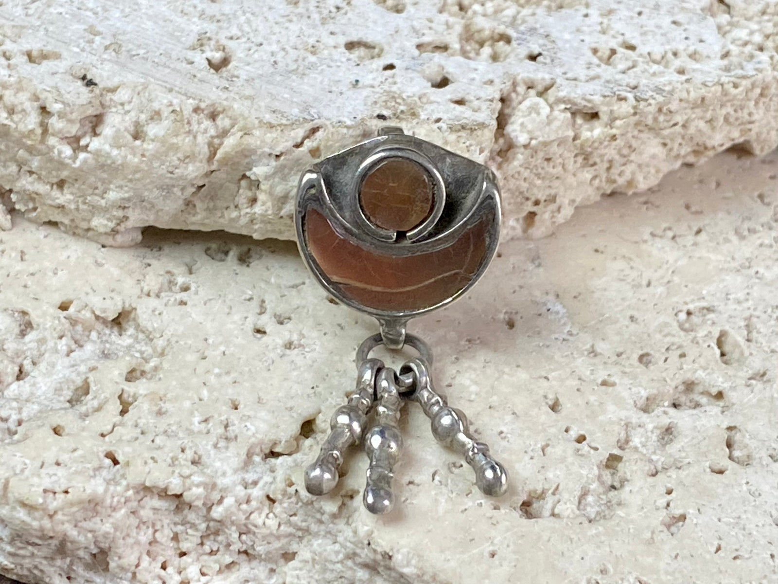 Antique amulet representing Shiva through its depiction of the upturned crescent moon. In the style of Kundan jewellery, glass over a coating of gold or copper. 19th century in age or older. High grade silver, northern India. This is a beautiful, old pendant. Height 3.2 cm, height of pendant 1.4 cm, width 1.5 cm