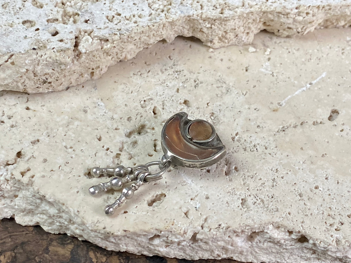 Antique amulet representing Shiva through its depiction of the upturned crescent moon. In the style of Kundan jewellery, glass over a coating of gold or copper. 19th century in age or older. High grade silver, northern India. This is a beautiful, old pendant. Height 3.2 cm, height of pendant 1.4 cm, width 1.5 cm