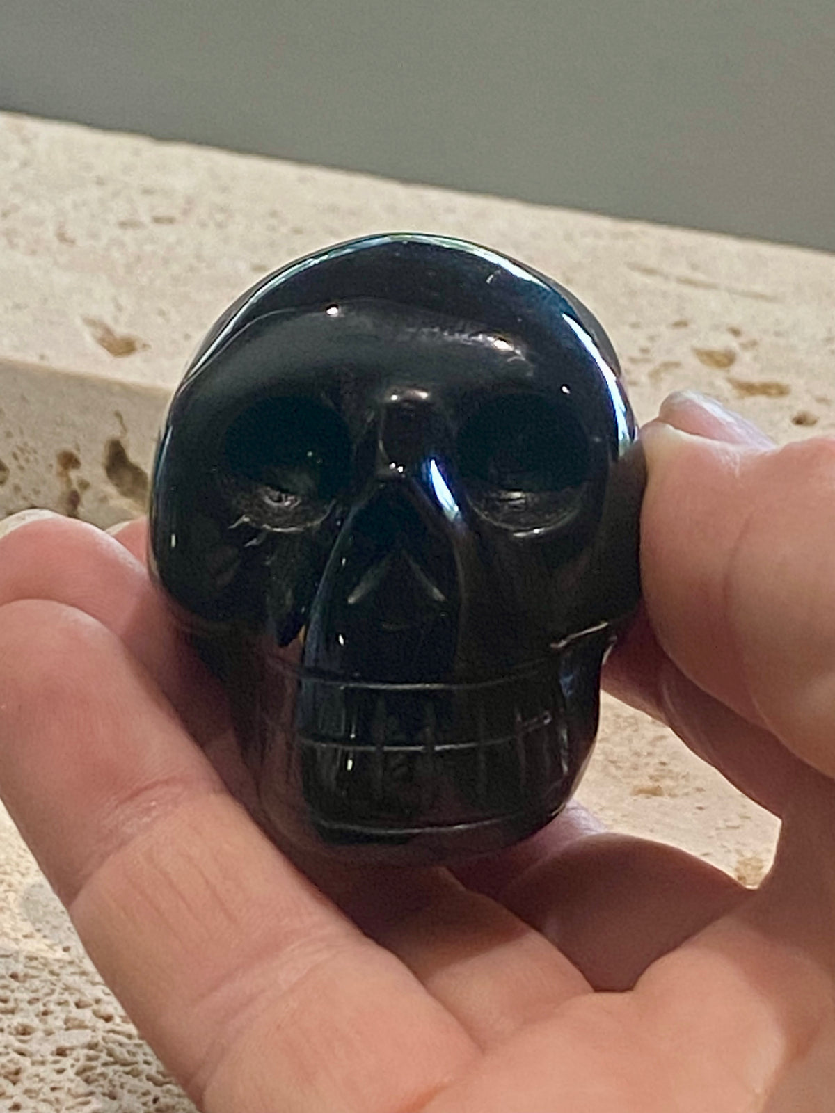 Black onyx hand carved skull. 3 x 5 x 3 cm