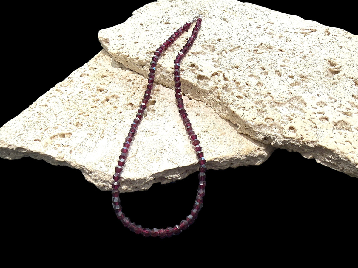 Simple garnet choker featuring facet cut garnet beads and sterling silver findings. Length 38 cm.