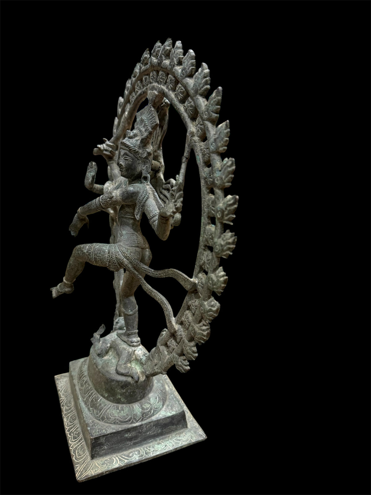 Vintage bronze midsize statue of Lord Shiva Nataraj. Gujarat, early to mid 20th century. Measurements: height 34 cm, width 26.5, depth 11.5 cm, weight 3.85 kg