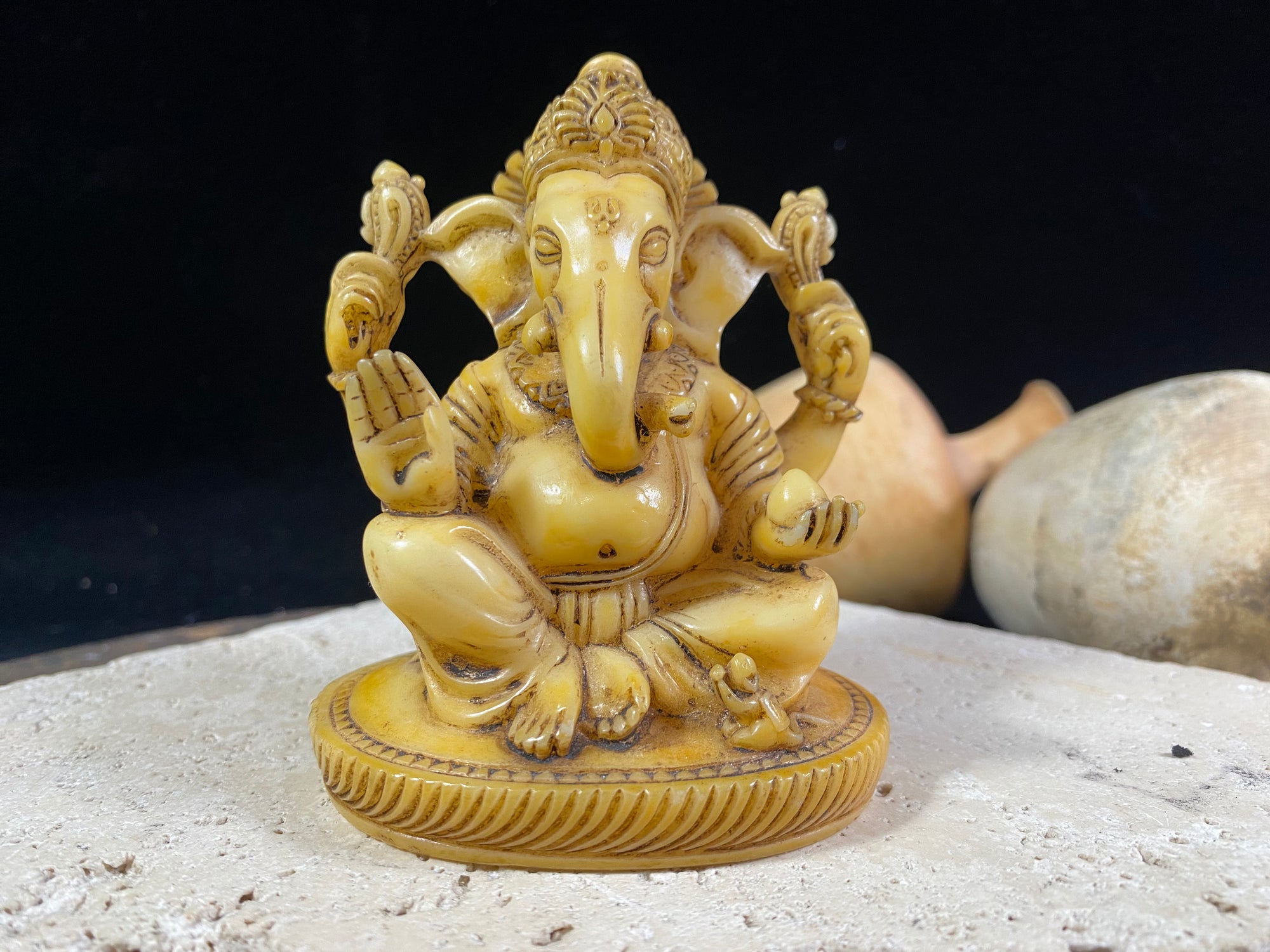 This is an exquisite Ganesh statue cast in cream coloured resin. Our very detailed Ganesh is hand finished to a very high standard. Measurements: height 9 cm, width 7.5 cm, depth 5 cm