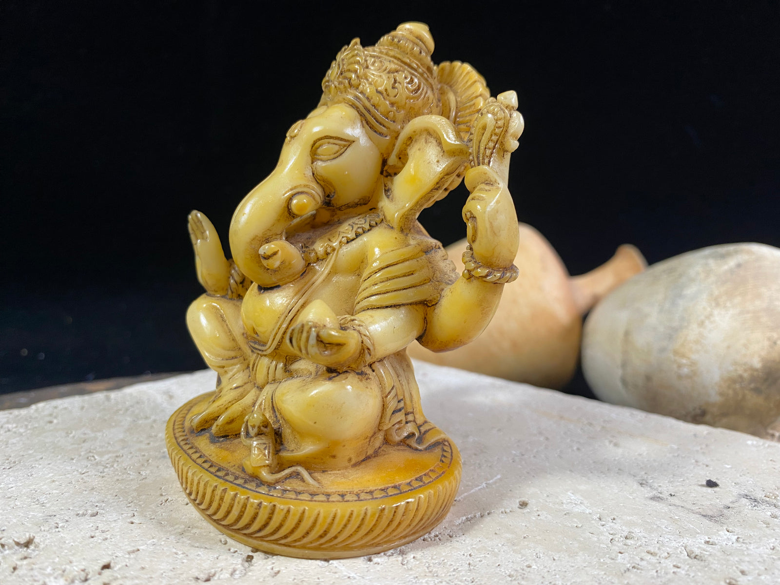This is an exquisite Ganesh statue cast in cream coloured resin. Our very detailed Ganesh is hand finished to a very high standard. Measurements: height 9 cm, width 7.5 cm, depth 5 cm