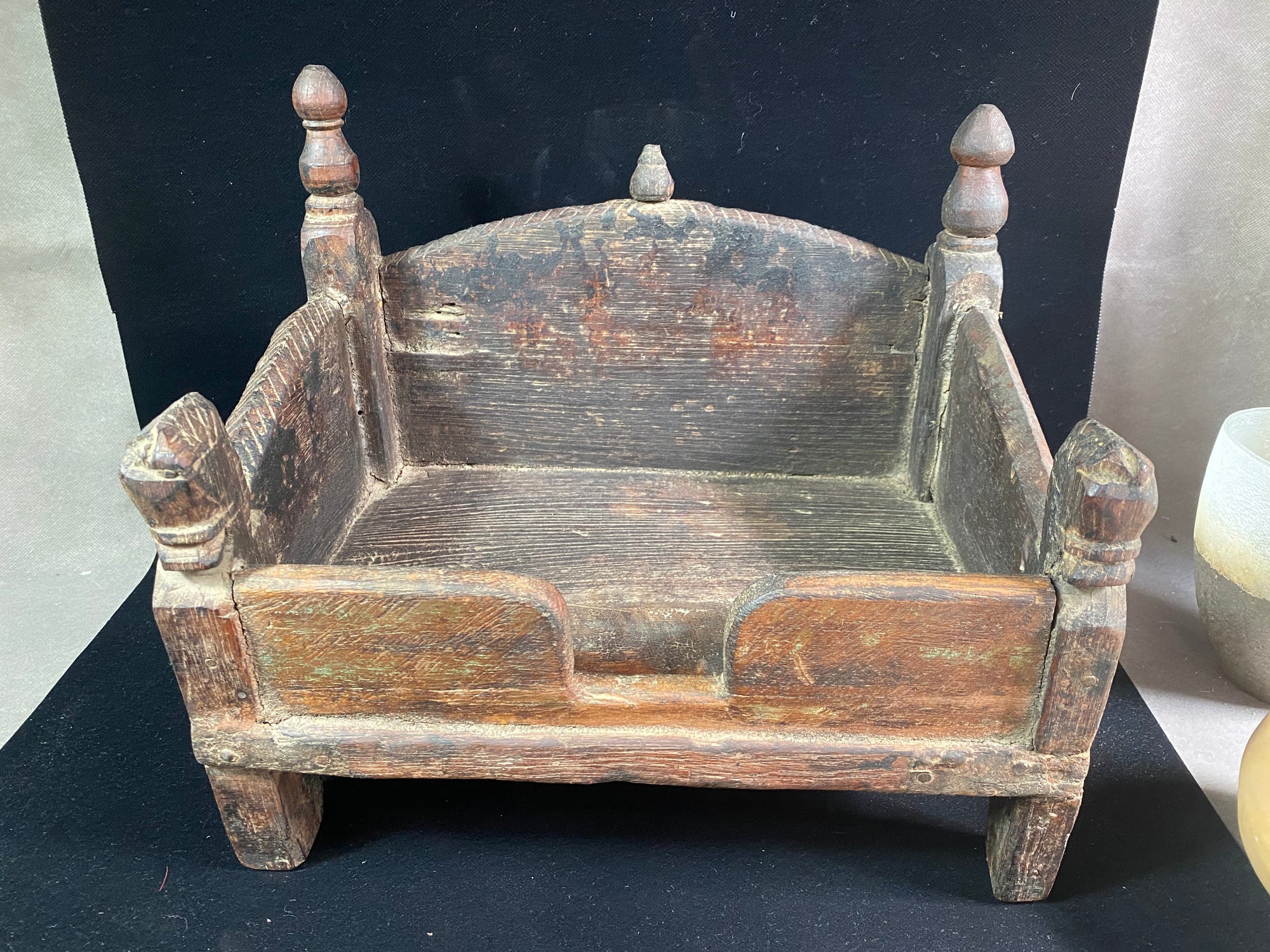 A classic vintage deity seat for the placing of your favourite deity statue. Hand carved teak wood with two horse heads decorating the front. This is an old piece with several small patches and repairs. Early 20th century. Measurements: height 27 cm at back, width 32 cm, depth 22 cm
