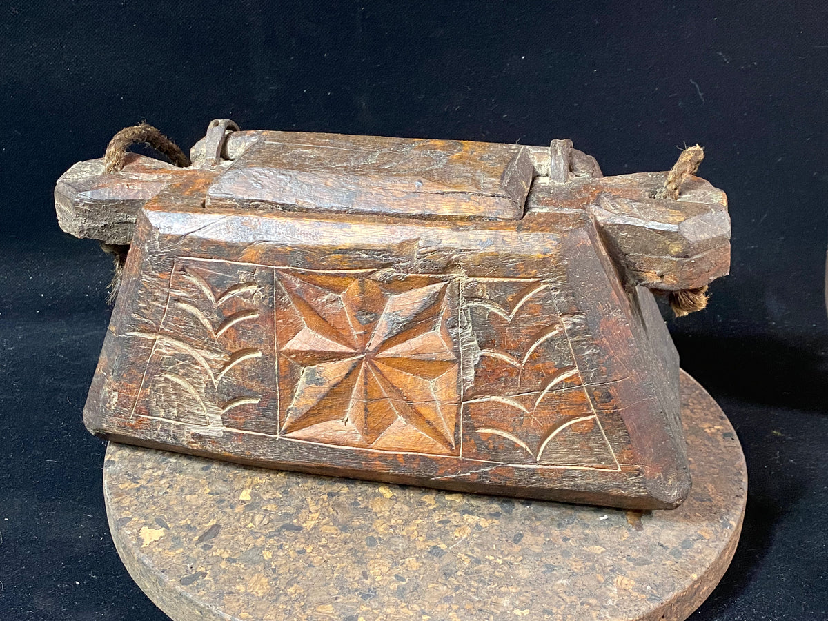 These oddly shaped pots were used to store mustard oil, ghee, yak butter and lantern oil. This very heavy example weighs 2.4 kg and is carved from solid teak. Hand beaten iron hinges. Traces of oil encrustation still inside. Age 1900-1920 or earlier. Measurements: width 29 cm, depth 12 cm, height 13.5 cm