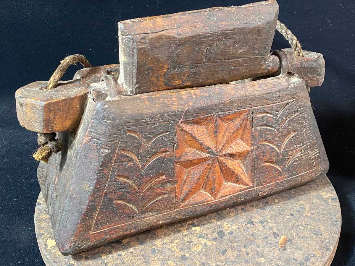 These oddly shaped pots were used to store mustard oil, ghee, yak butter and lantern oil. This very heavy example weighs 2.4 kg and is carved from solid teak. Hand beaten iron hinges. Traces of oil encrustation still inside. Age 1900-1920 or earlier. Measurements: width 29 cm, depth 12 cm, height 13.5 cm
