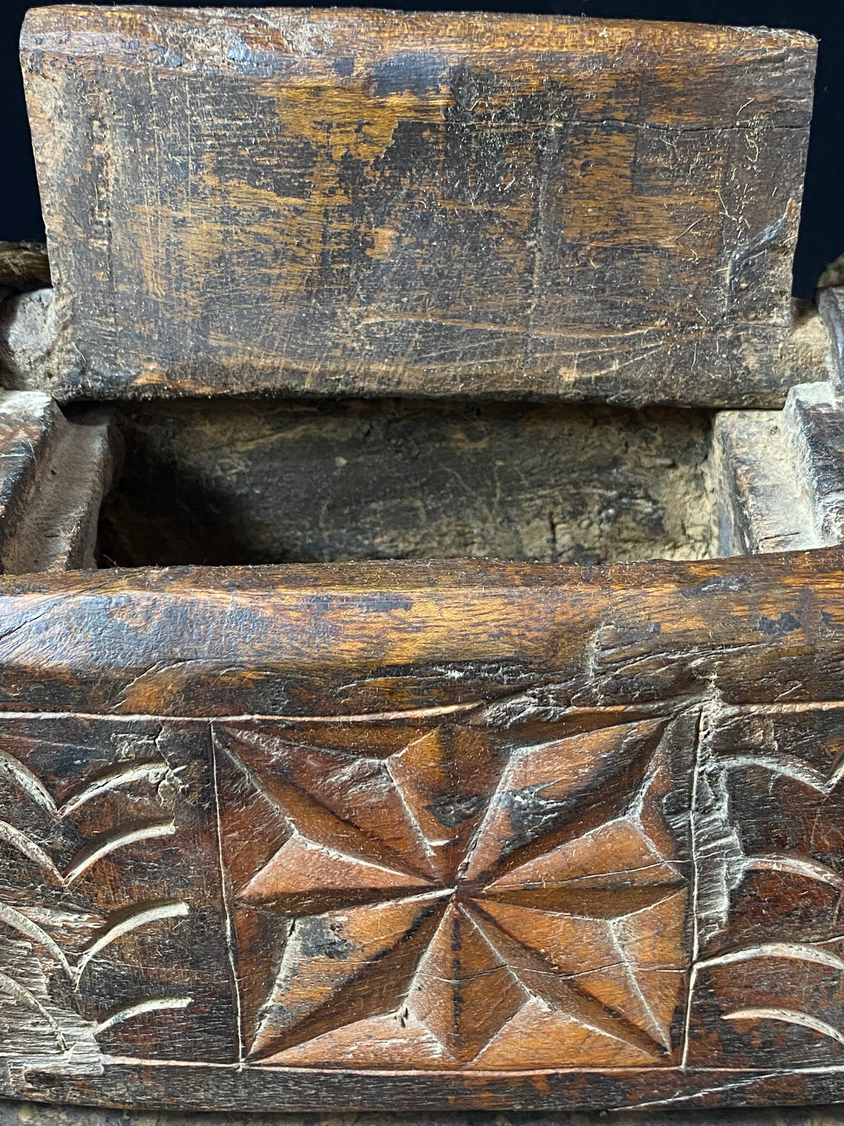 These oddly shaped pots were used to store mustard oil, ghee, yak butter and lantern oil. This very heavy example weighs 2.4 kg and is carved from solid teak. Hand beaten iron hinges. Traces of oil encrustation still inside. Age 1900-1920 or earlier. Measurements: width 29 cm, depth 12 cm, height 13.5 cm