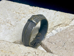 Antique bronze bangle, Chin. Early Konbaung Dynasty (1752-1885). Cast bronze, excellent condition, considerable patina and wear. Inside diameter 17 cm.
