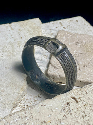 Antique bronze bangle, Chin. Early Konbaung Dynasty (1752-1885). Cast bronze, excellent condition, considerable patina and wear. Inside diameter 17 cm.
