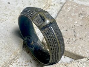 Antique bronze bangle, Chin. Early Konbaung Dynasty (1752-1885). Cast bronze, excellent condition, considerable patina and wear. Inside diameter 17 cm.
