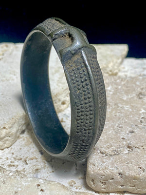 Antique bronze bangle, Chin. Early Konbaung Dynasty (1752-1885). Cast bronze, excellent condition, considerable patina and wear. Inside diameter 17 cm.
