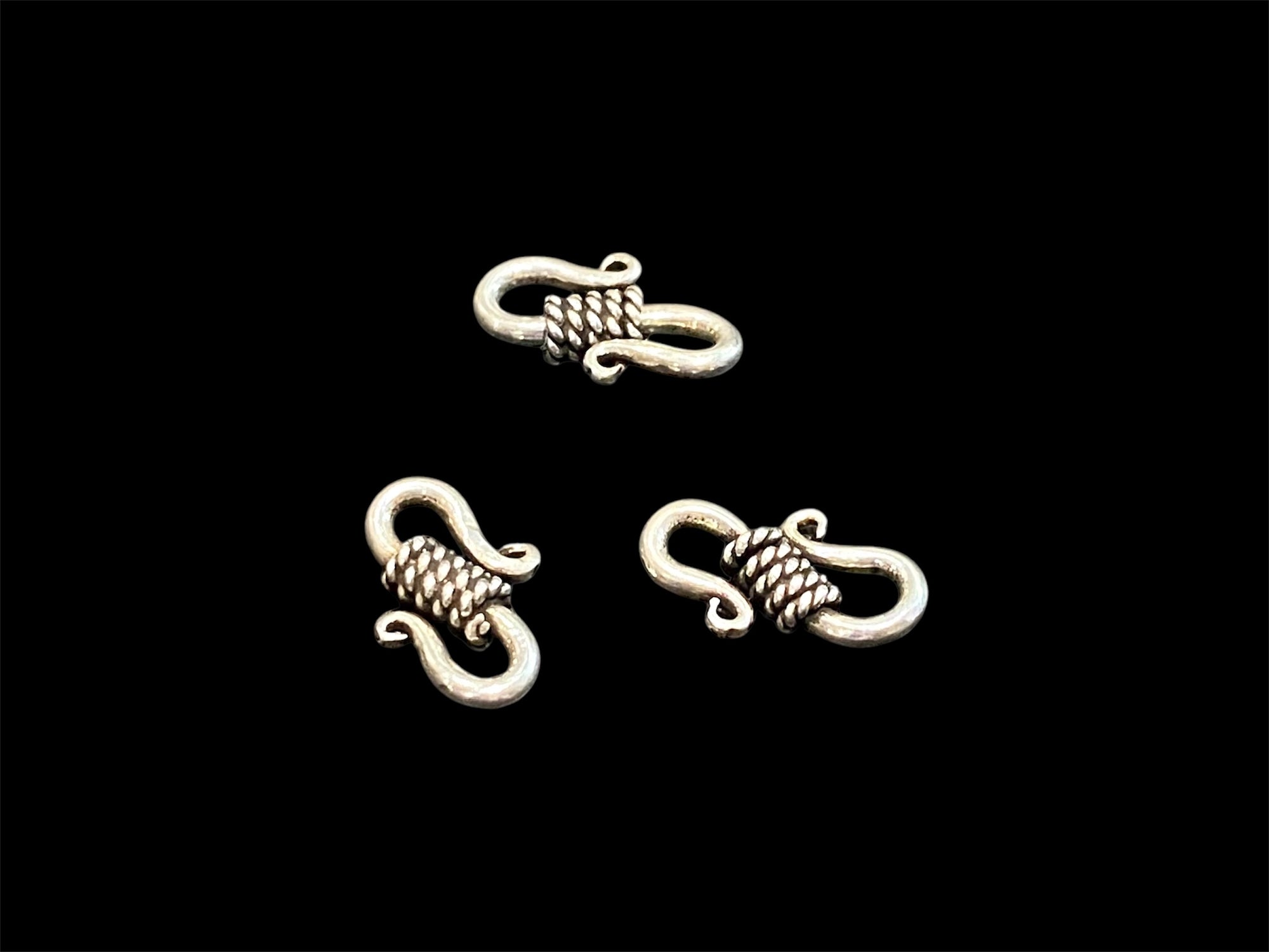 Sterling silver jewellery S clasps.Measurements: length 1.6 cm. Width 1 cm