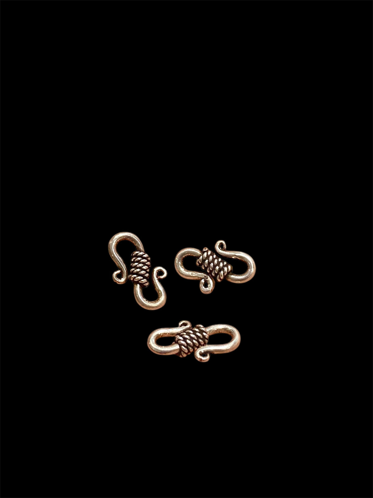 Sterling silver jewellery S clasps.Measurements: length 1.6 cm. Width 1 cm