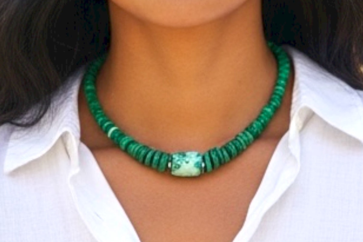 Unique choker of graduated heshi beads that showcase a stunning turquoise and malachite centrepiece. Sterling silver bead detailing and clasp. Length 40 cm
