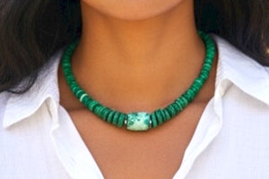 Unique choker of graduated heshi beads that showcase a stunning turquoise and malachite centrepiece. Sterling silver bead detailing and clasp. Length 40 cm