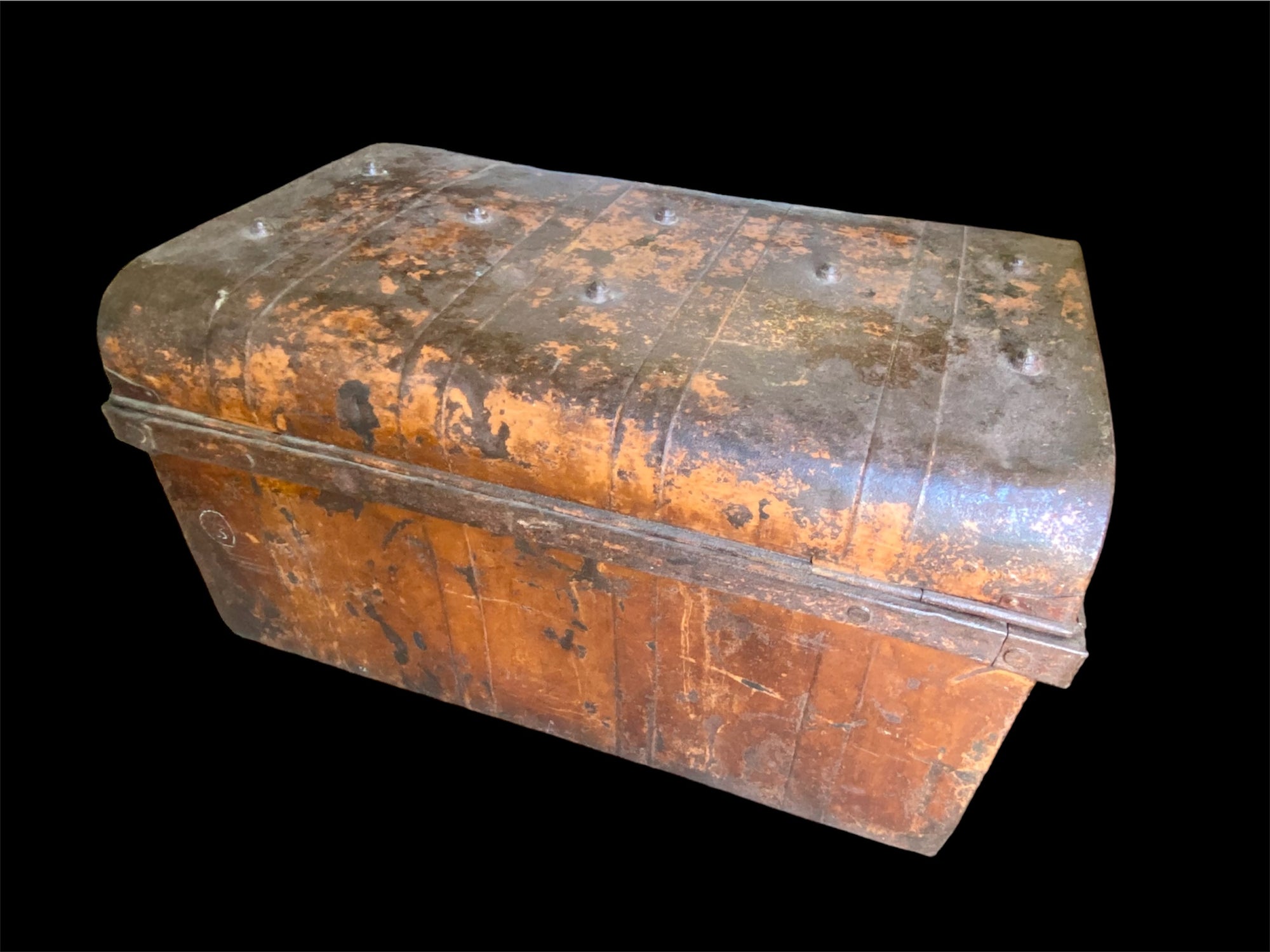 Antique metal trunk, used by surveyors during the Raj and used to protect the surveyors' instruments. This particular example is taller than most of these sorts of suitcases, and would make a lovely coffee table. Inside is the original owner's label. Height 41 cm, length 66 cm, depth 43 cm