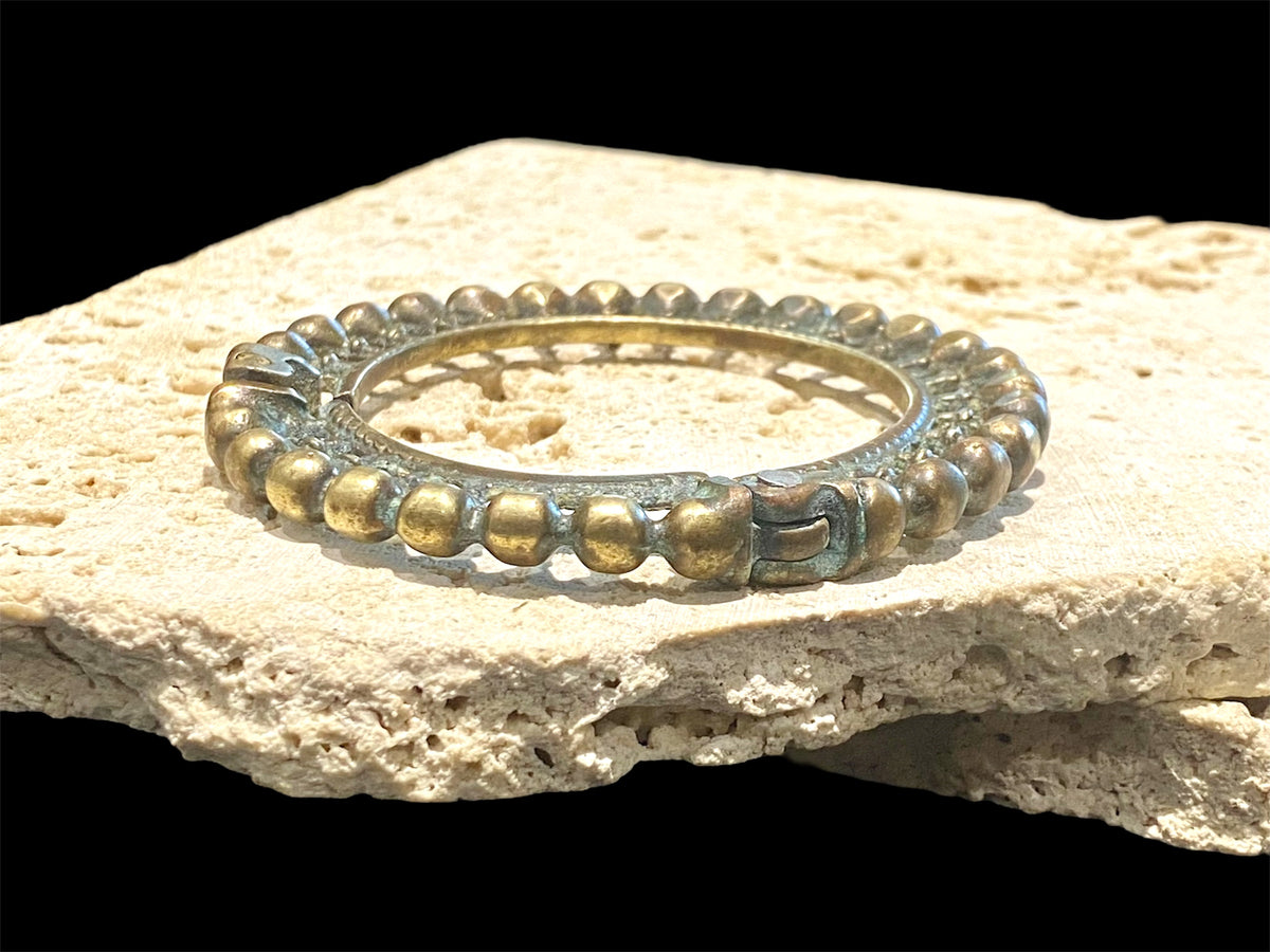 Antique Naga bangle. Bronze, early 20th century. Inside diameter 5.5 cm, inside circumference 18 cm. Rigid, cannot be opened.