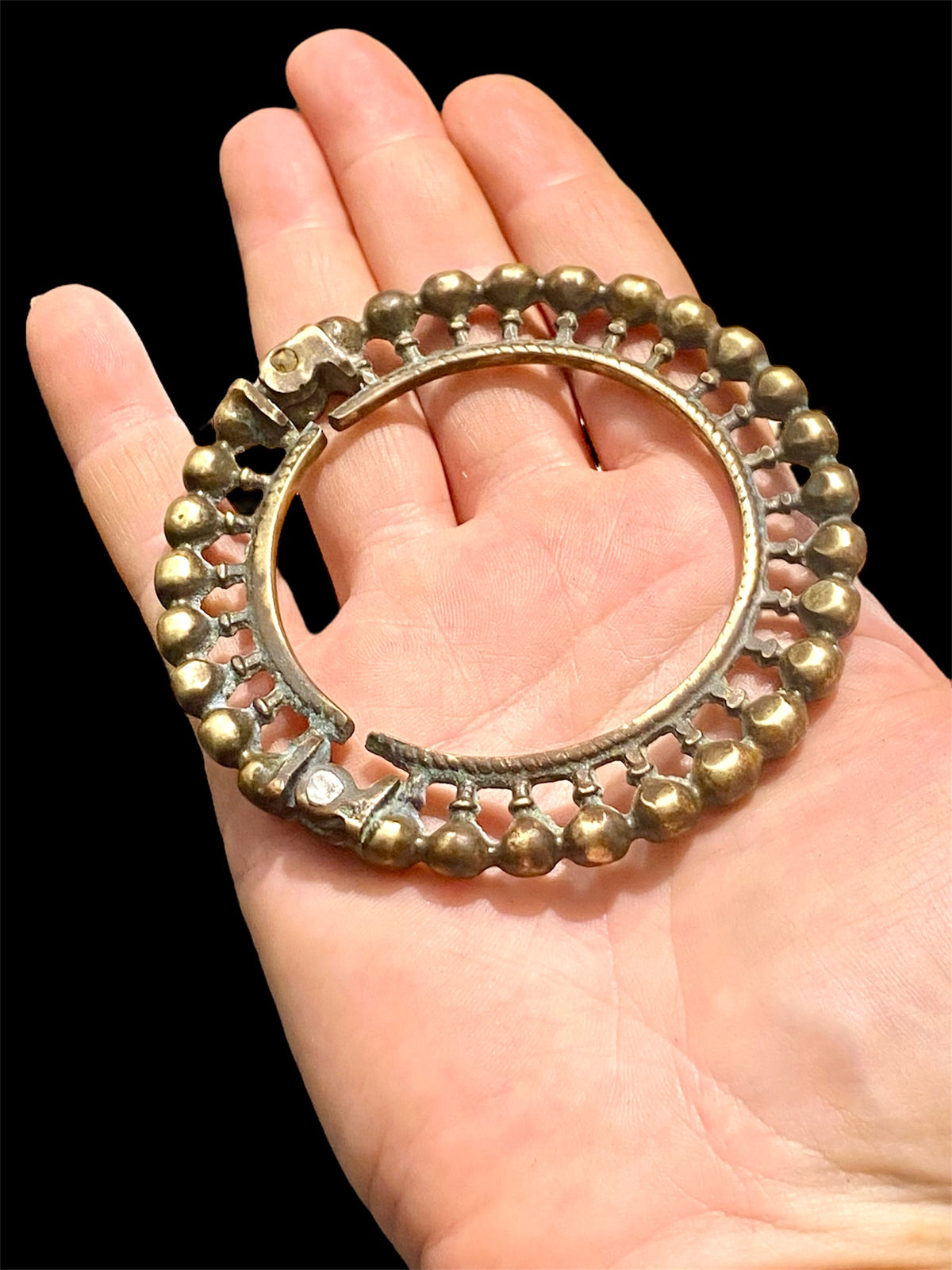 Antique Naga bangle. Bronze, early 20th century. Inside diameter 5.5 cm, inside circumference 18 cm. Rigid, cannot be opened.