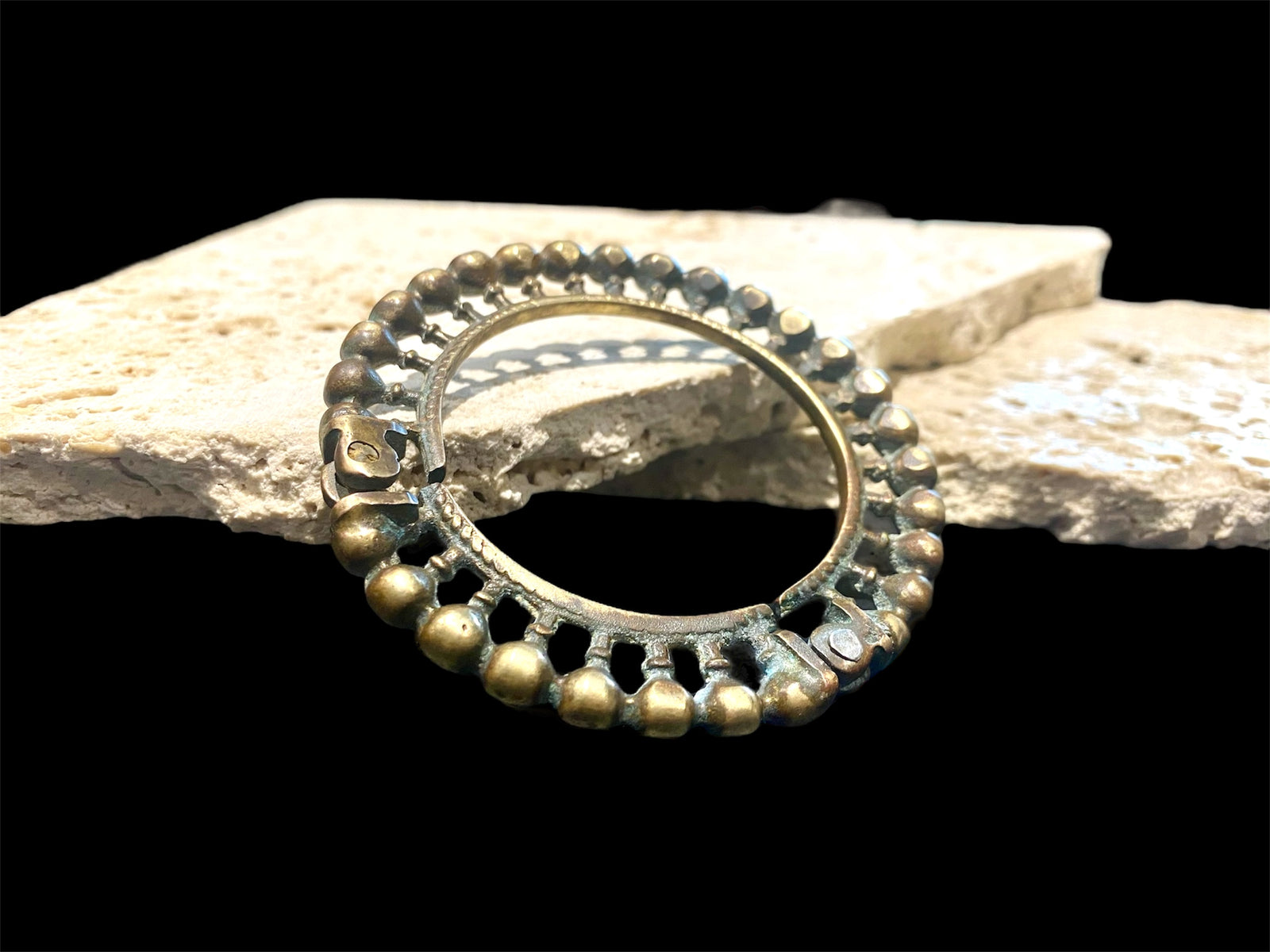 Antique Naga bangle. Bronze, early 20th century. Inside diameter 5.5 cm, inside circumference 18 cm. Rigid, cannot be opened.