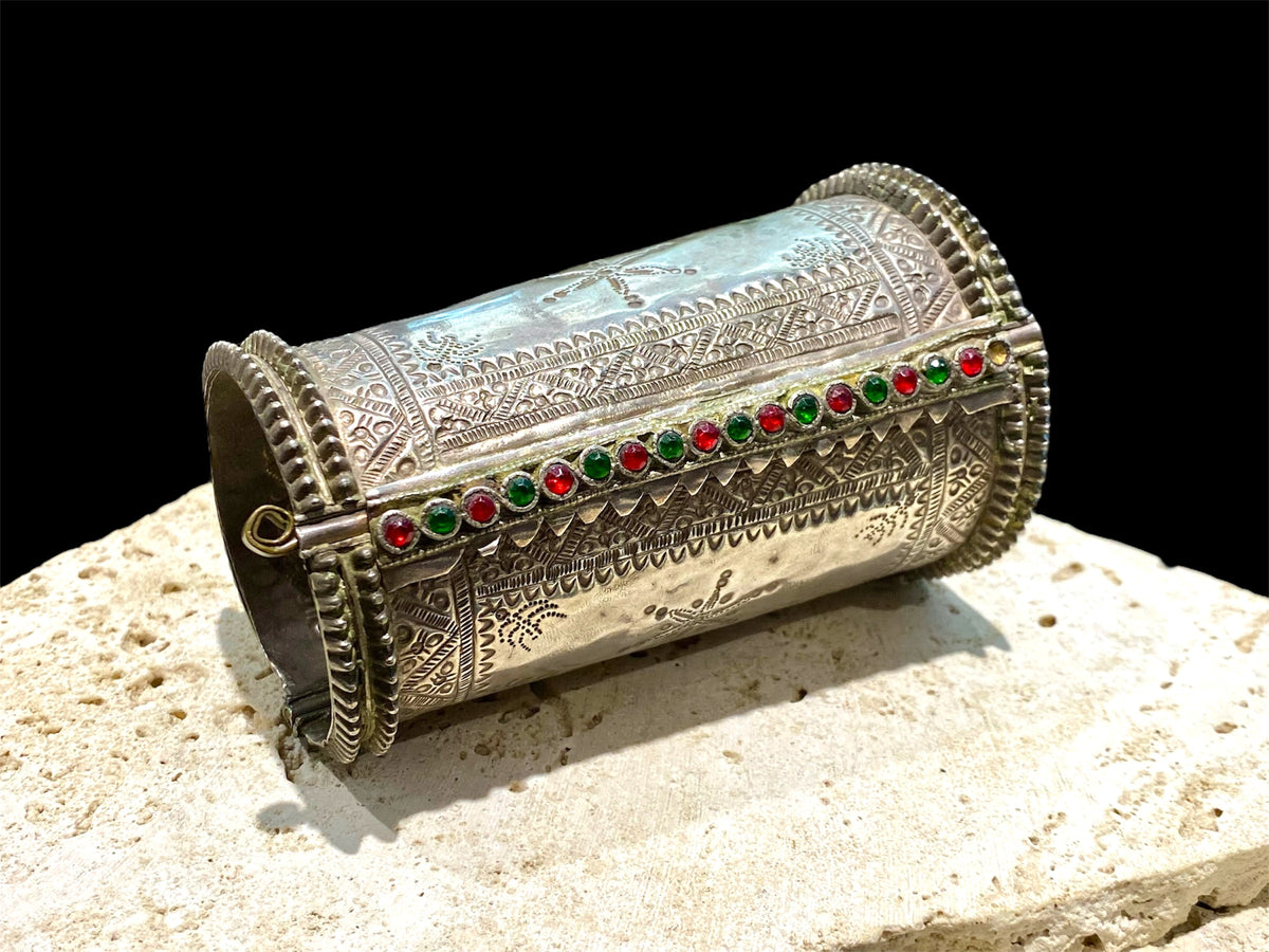 Antique hinged silver cuff bracelet from Pakistan. Early 20th century. Inside circumference 15.5 - 19 cm, length 11 cm