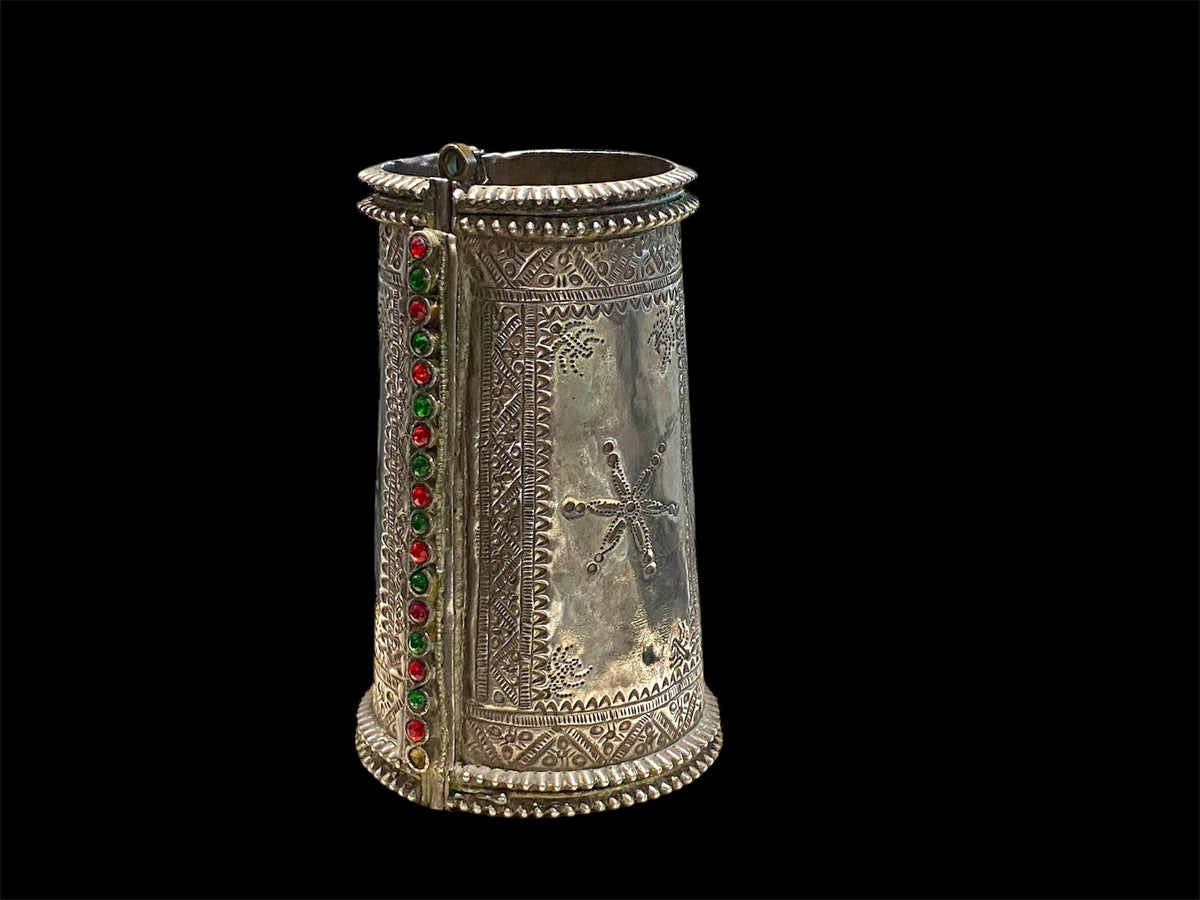 Antique hinged silver cuff bracelet from Pakistan. Early 20th century. Inside circumference 15.5 - 19 cm, length 11 cm