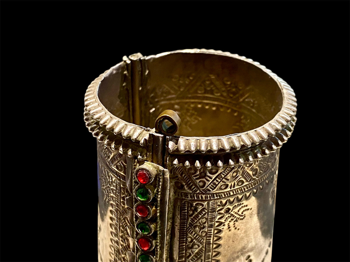 Antique hinged silver cuff bracelet from Pakistan. Early 20th century. Inside circumference 15.5 - 19 cm, length 11 cm