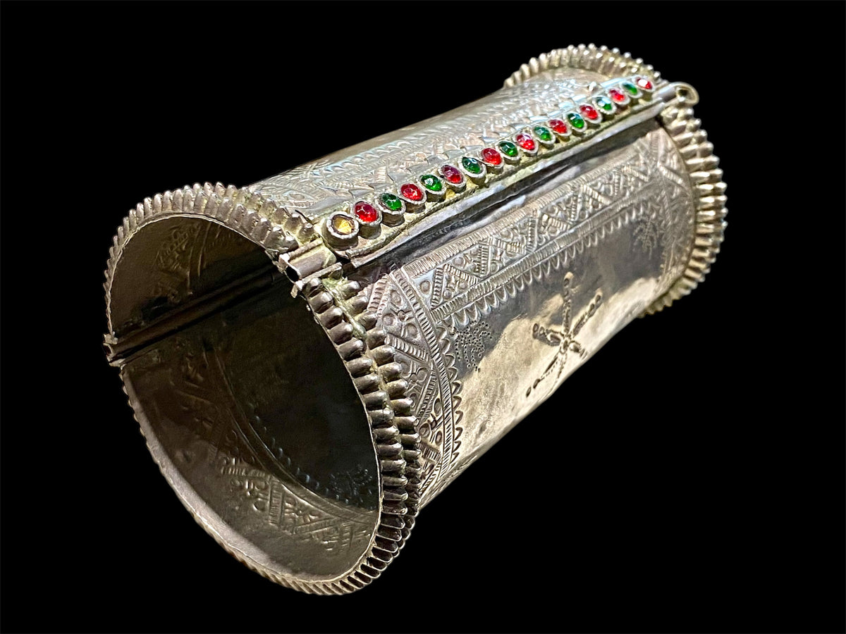 Antique hinged silver cuff bracelet from Pakistan. Early 20th century. Inside circumference 15.5 - 19 cm, length 11 cm
