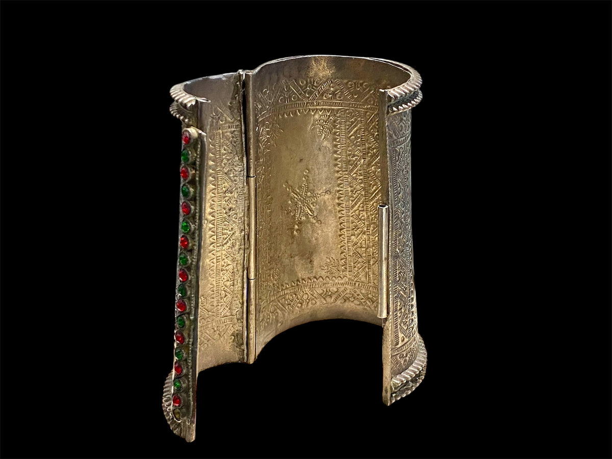 Antique hinged silver cuff bracelet from Pakistan. Early 20th century. Inside circumference 15.5 - 19 cm, length 11 cm