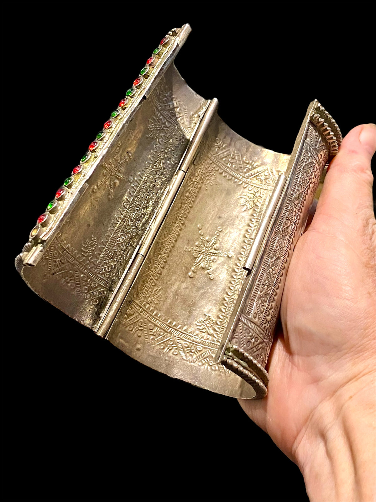 Antique hinged silver cuff bracelet from Pakistan. Early 20th century. Inside circumference 15.5 - 19 cm, length 11 cm