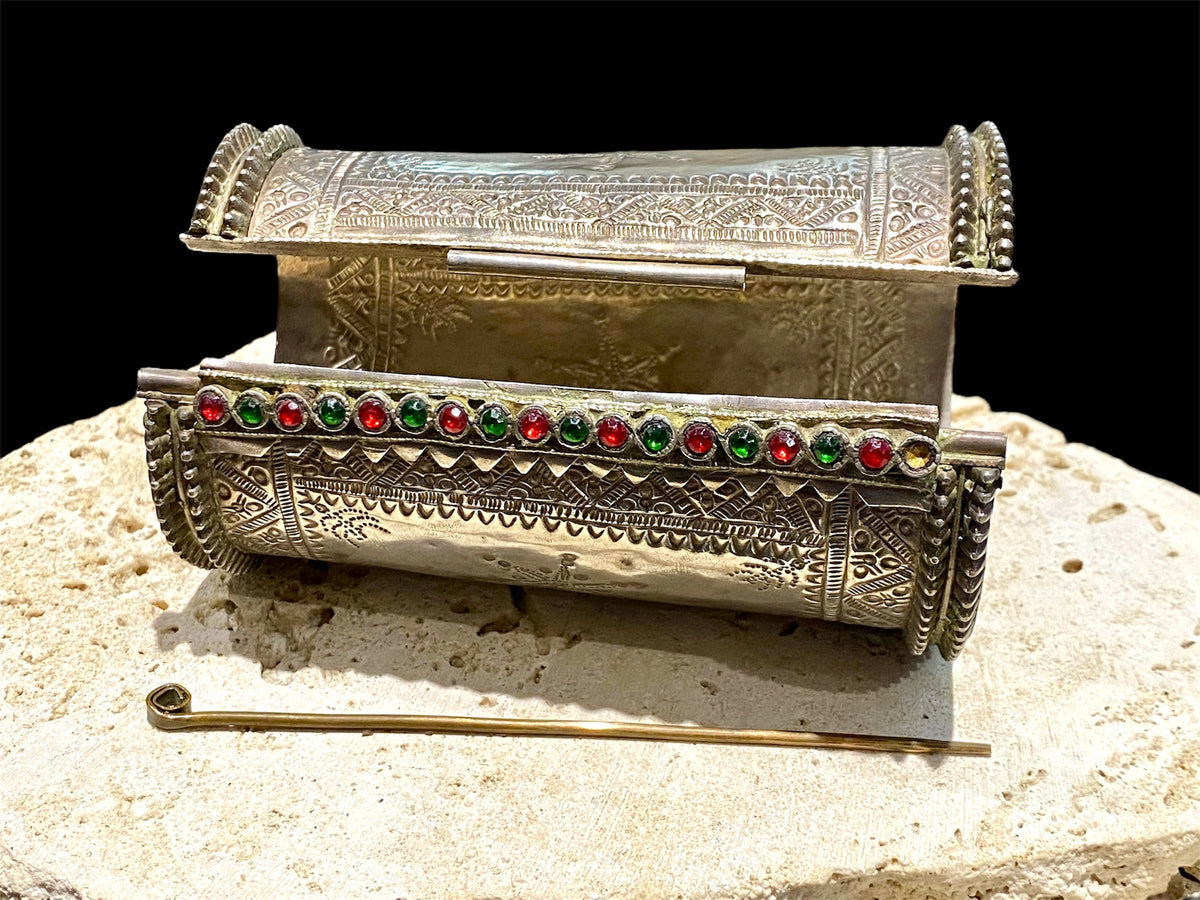Antique hinged silver cuff bracelet from Pakistan. Early 20th century. Inside circumference 15.5 - 19 cm, length 11 cm
