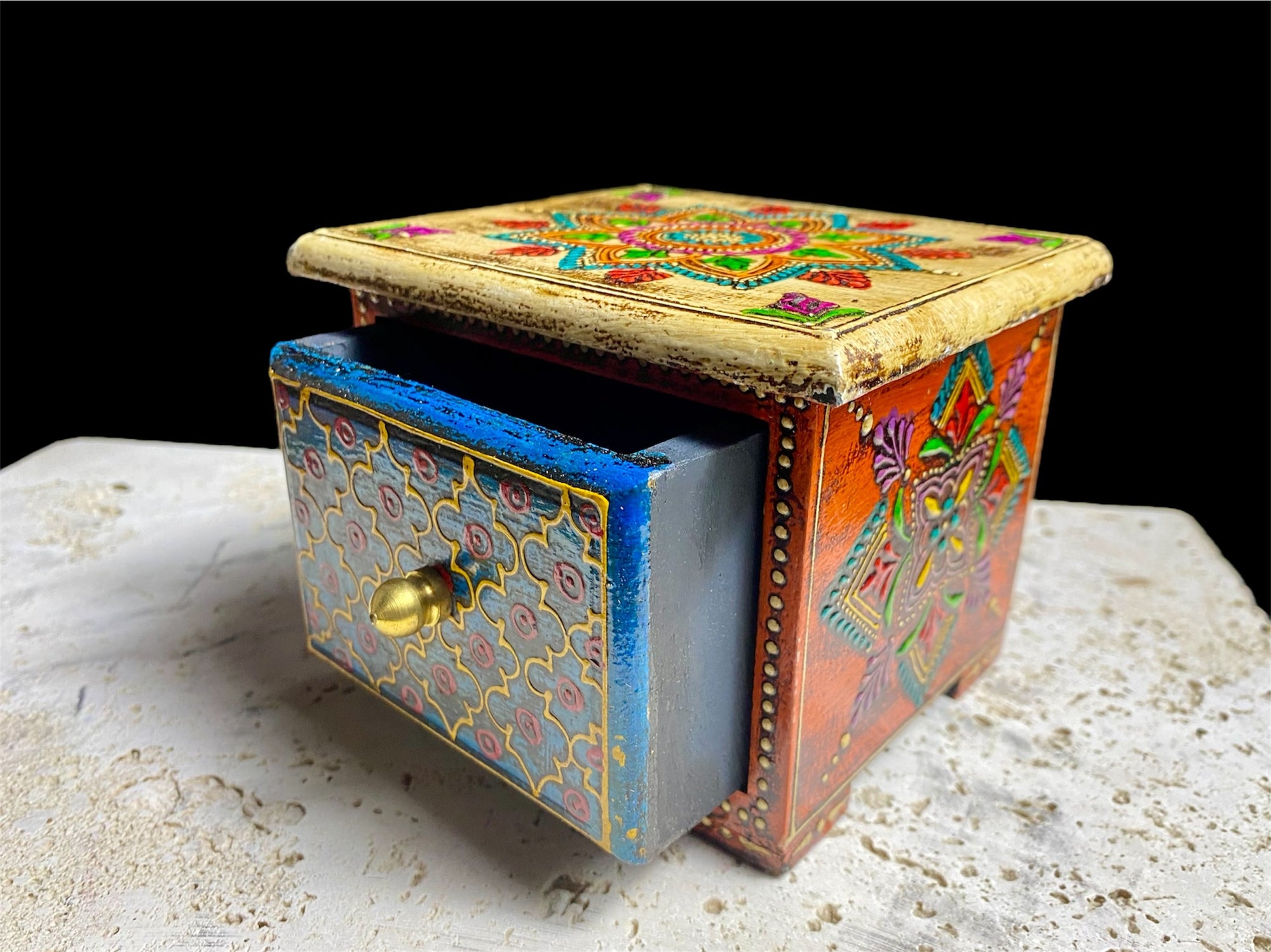 This very compact little box features one spacious drawer, small feet and a brass knob as a handle. The roominess of the drawer means our small chest is perfect for holding anything from keys to trinkets and jewellery. Width 13, depth 11 cm, height 10 cm
