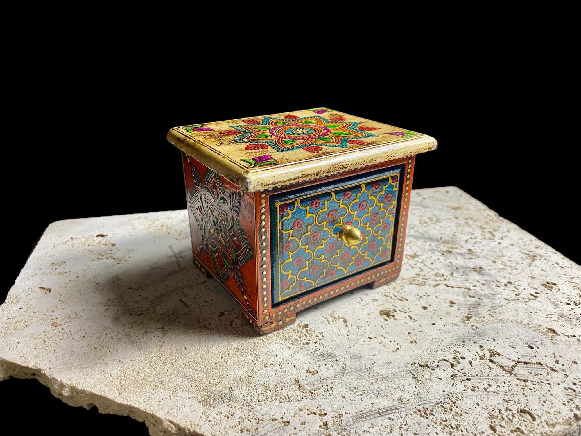 This very compact little box features one spacious drawer, small feet and a brass knob as a handle. The roominess of the drawer means our small chest is perfect for holding anything from keys to trinkets and jewellery. Width 13, depth 11 cm, height 10 cm
